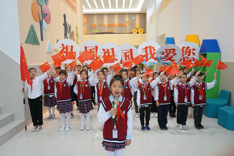 9月29日“铭记革命历史 弘扬红色文化”主题教育周启动仪式暨百万学生向国旗宣誓活动+歌唱“我和我的祖国”.JPG